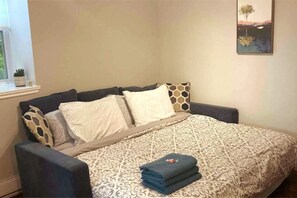 1 habitación, tabla de planchar con plancha y cuna de viaje