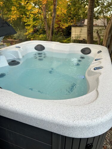 The Halifax Pad - Hot Tub & Free Parking.