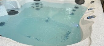 The Halifax Pad - Hot Tub & Free Parking.