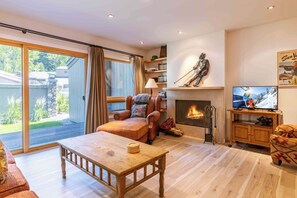 TV, fireplace
