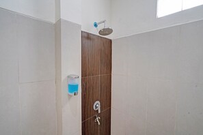 Deluxe-Zweibettzimmer | Badezimmer | Dusche, Handtücher, Seife