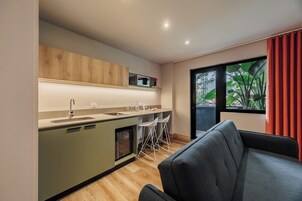 Superior-Apartment, 1 King-Bett und Schlafsofa, Balkon | Hochwertige Bettwaren, Daunenbettdecken, Minibar, Zimmersafe