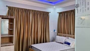 2 habitaciones, escritorio, tabla de planchar con plancha y wifi