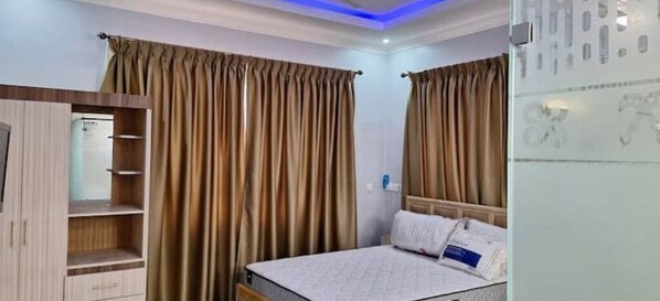 2 عدّة غرف نوم ومكتب ومكواة/لوح كي وواي فاي