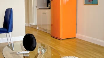 Habitación panorámica | Área de sala de estar | Televisión de 80 cm con canales por cable