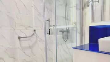 Habitación panorámica | Baño | Artículos de higiene personal gratuitos, zapatillas, toallas y jabón