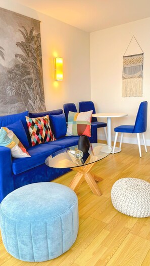 Panorama-Zimmer | Wohnbereich | 80-cm-Fernseher mit Kabelempfang