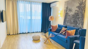 Rom – panorama | Oppholdsområde | En 80-centimeters TV med kabel-kanaler