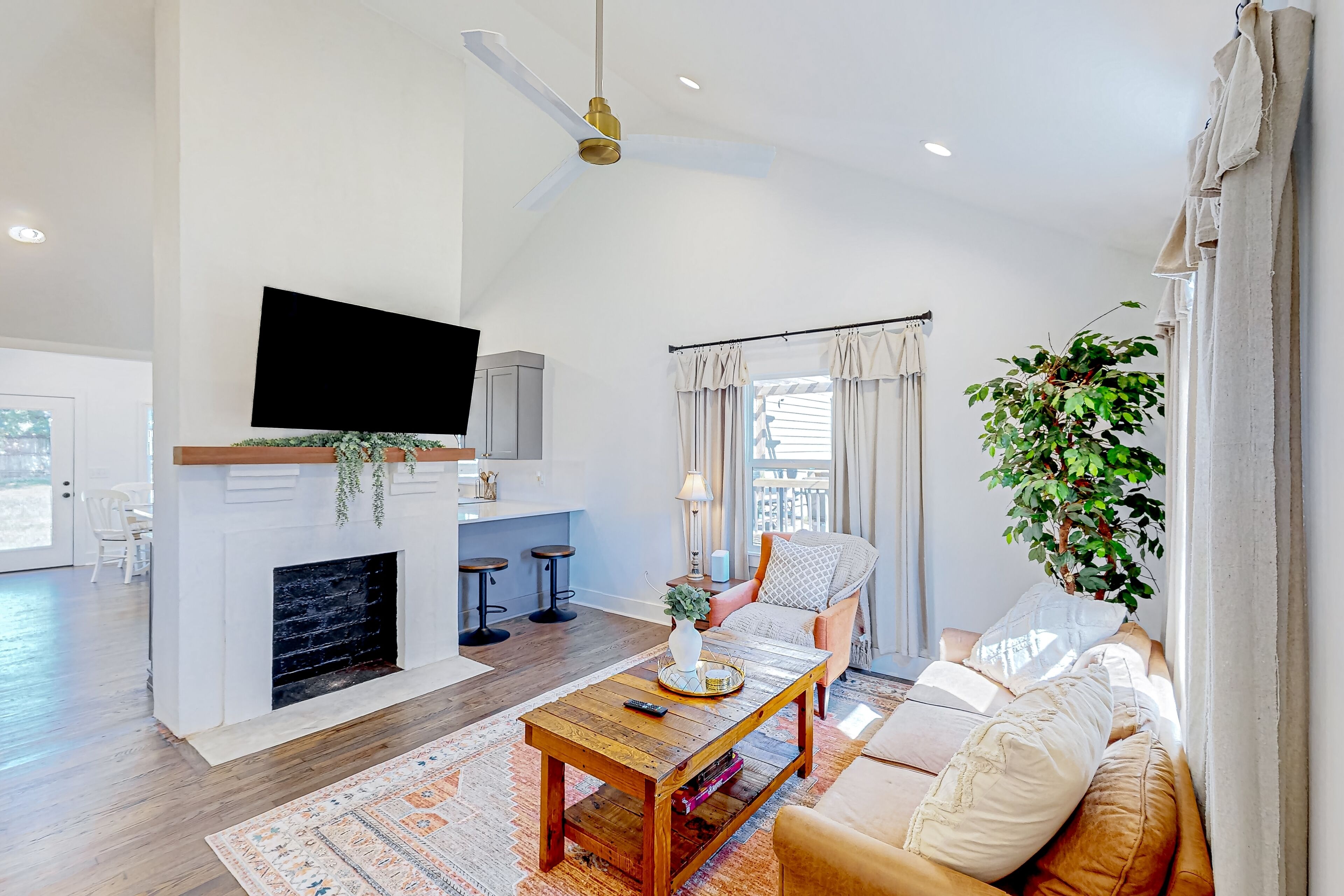 Sunlit cottage with patio, generous enclosed yard, washer/dryer, & central AC