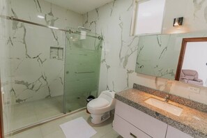 Serviettes fournies, savon, papier toilette