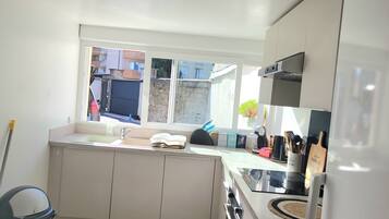 Réfrigérateur, micro-ondes, four, plaque de cuisson