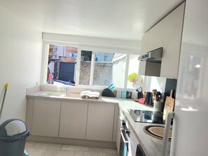 Kühlschrank, Mikrowelle, Ofen, Herdplatte