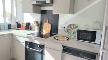 Réfrigérateur, micro-ondes, four, plaque de cuisson