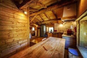 Casa de campo família, 2 quartos, vista para a montanha, ao lado da montanha | Cozinha privada | Geladeira grande, micro-ondas, fogão, cooktop