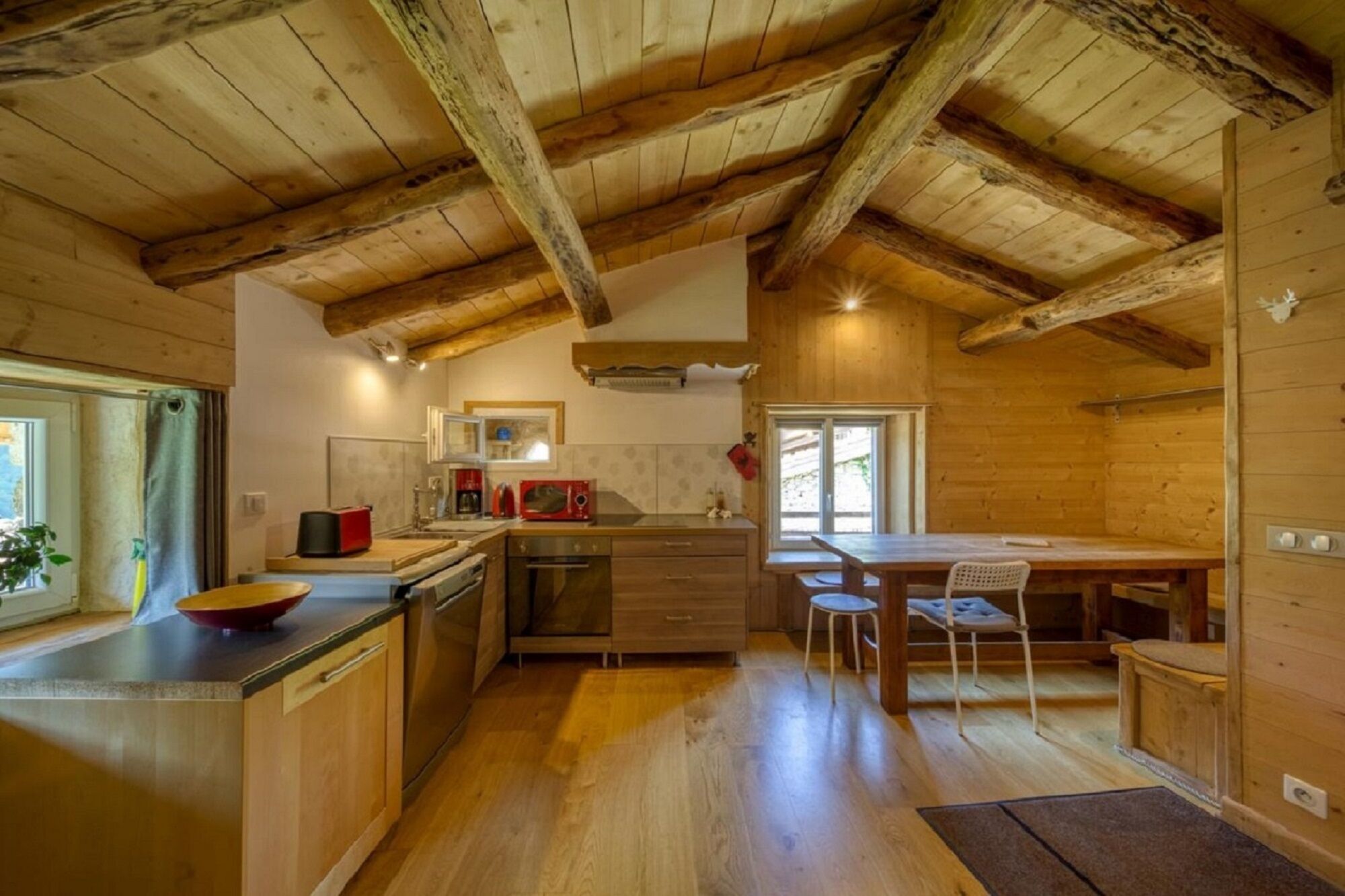 Full-sized fridge, microwave, oven, stovetop