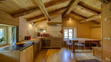 Full-sized fridge, microwave, oven, stovetop