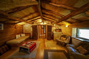 Casa de campo família, 2 quartos, vista para a montanha, ao lado da montanha | Área de estar | TV de tela plana 120 cm com canais digitais, DVD player