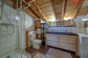 Familie cottage, 2 slaapkamers, uitzicht op bergen, uitzicht op gebergte | Badkamer | Een douche, een regendouche, een haardroger, toiletpapier