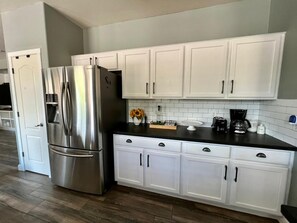 Fridge, microwave, oven, stovetop - Cozy, spacious & beautiful renovated home! Lake, parks, casino nearby. (Sahuarita)