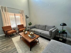 Smart TV, books - Cozy, spacious & beautiful renovated home! Lake, parks, casino nearby. (Sahuarita)