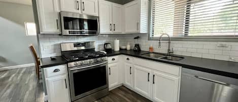 Geladeira, micro-ondas, fogão, cooktop
