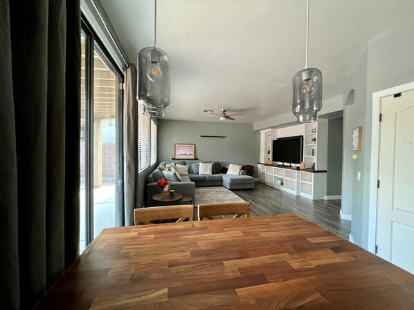 Smart TV, books - Cozy, spacious & beautiful renovated home! Lake, parks, casino nearby. (Sahuarita)