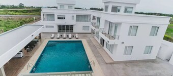Private Room Next to the Pool w/ Shared Kitchen
