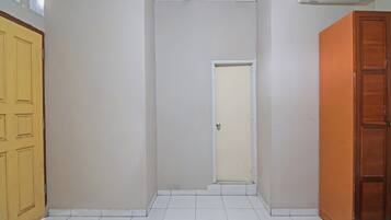 Dobbeltrom – basic | Skrivebord, skrivebord for bærbar PC, wi-fi (inkludert) og sengetøy