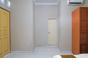 Basic-Doppelzimmer | Schreibtisch, laptopgeeigneter Arbeitsplatz, kostenloses WLAN