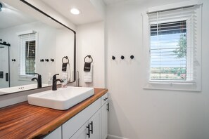 Badekar, hårtørrer, håndklæder