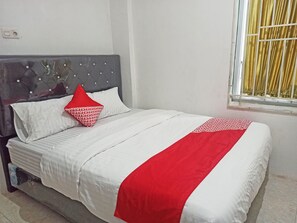 Laptop workspace, free WiFi, bed sheets - OYO 92079 Anaqi Homestay Syariah (Pagar Alam)
