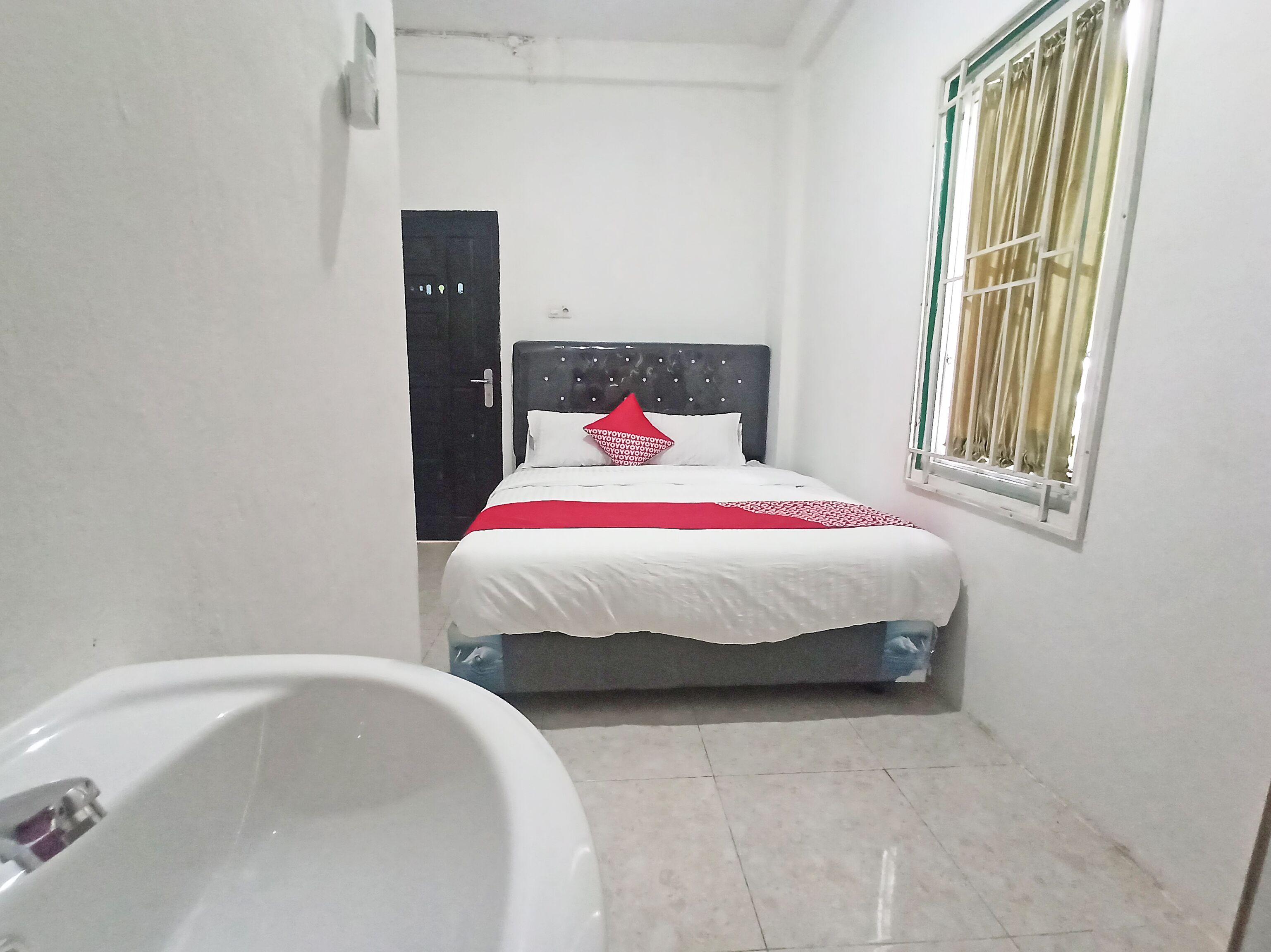 Deluxe Studio | Laptop workspace, free WiFi, bed sheets