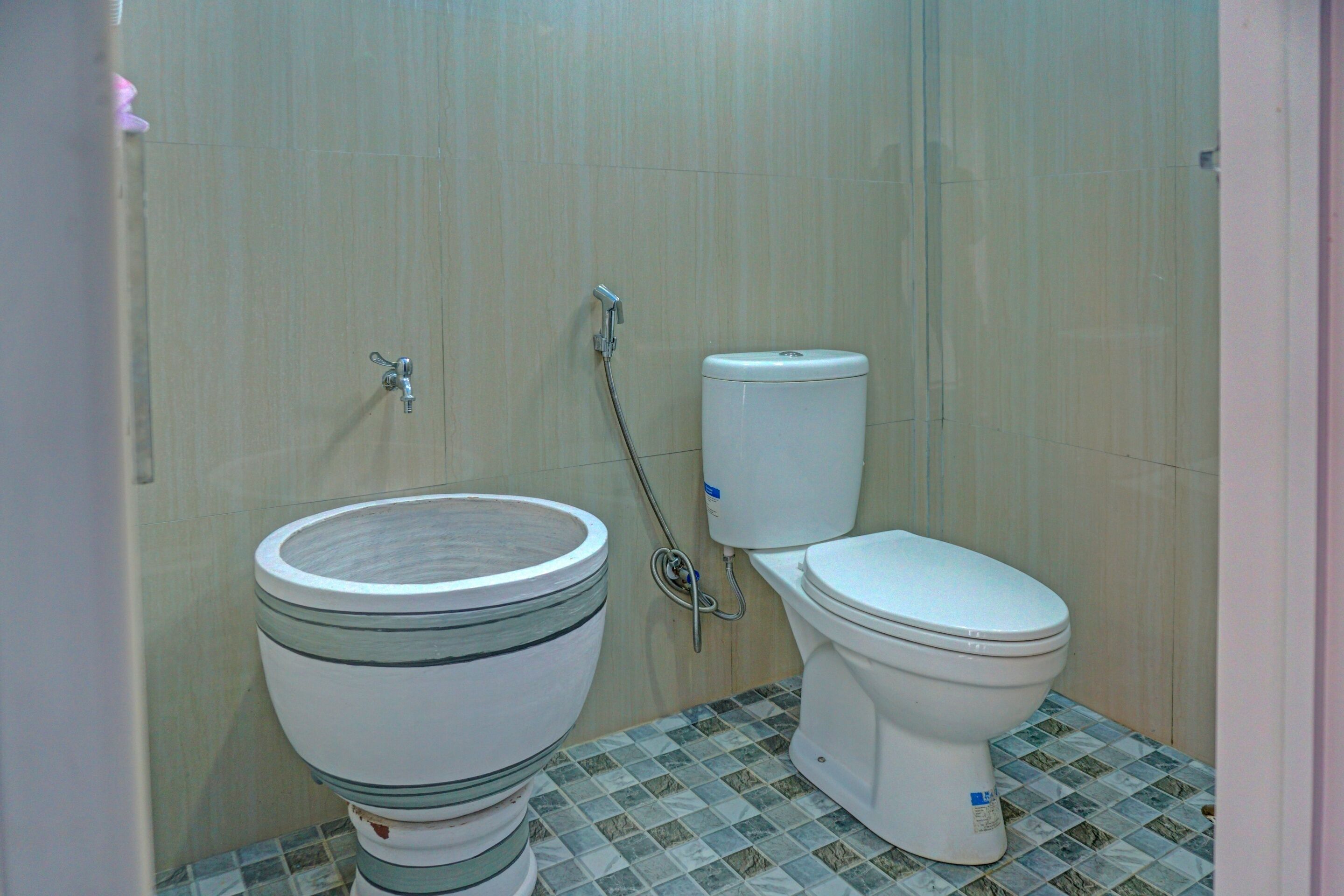 Kamar Double Deluks | Kamar mandi | Shower, handuk,  dan tisu toilet