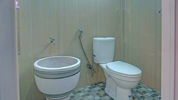 Kamar Double Deluks | Kamar mandi | Shower, handuk, dan tisu toilet