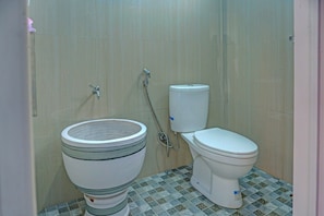 Deluxe Double Room | Bathroom | Shower, towels, toilet paper - OYO 92079 Anaqi Homestay Syariah (Pagar Alam)