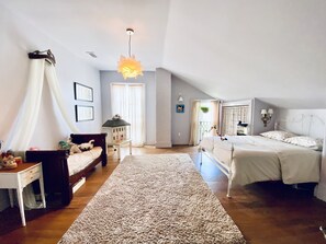 5 bedrooms, desk, iron/ironing board, travel crib