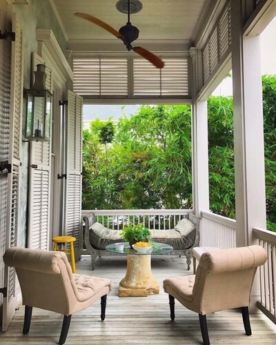 Urbania House: Private Iconic Raised Manse, Pool & Grounds in Lower Garden