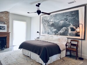 5 habitaciones, escritorio y tabla de planchar con plancha 