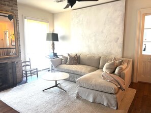 Smart TV, reproductor de DVD, libros y impresora 