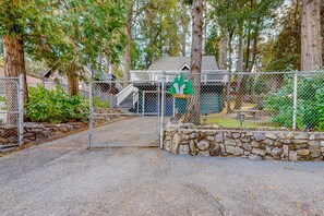 Property grounds - Bohemian, peaceful dog-friendly cabin with mountain views, large yard, and games (Crestline)