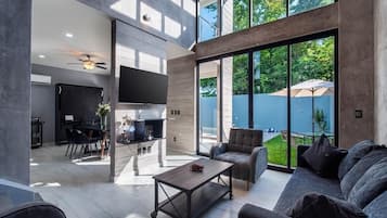 Una Smart TV, una impresora