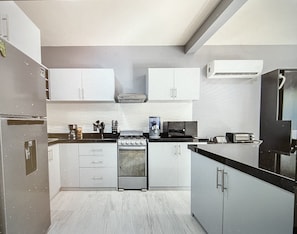 Geladeira, micro-ondas, fogão, cooktop