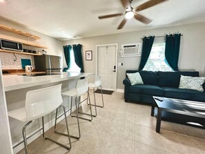 Kylskåp, mikrovågsugn, spishäll och kaffe- och tebryggare