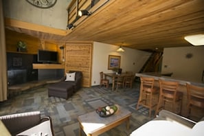 Fernseher, Kamin, DVD-Player