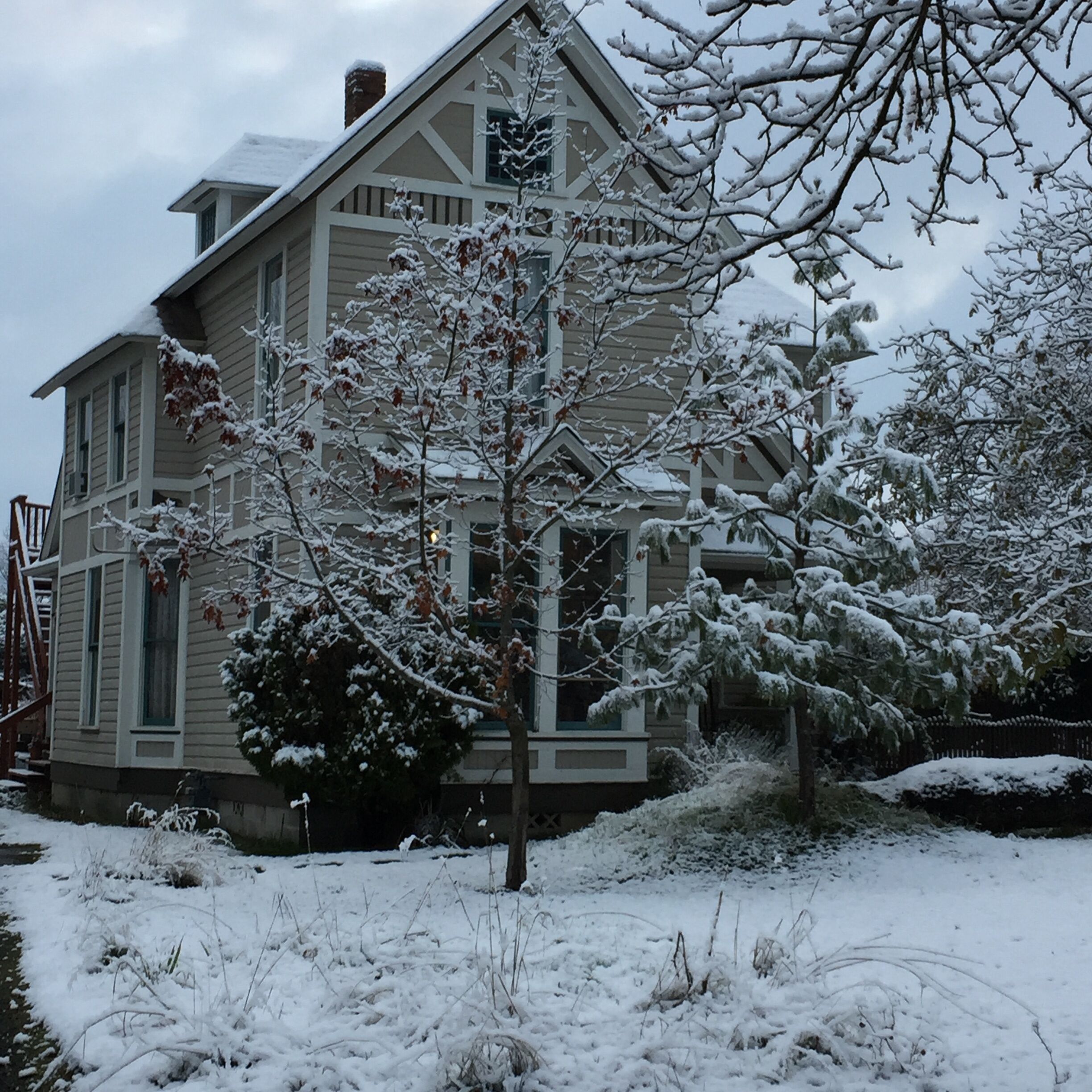 1 MONTH MINIMUM UPSTAIRS APARTMENT IN VICTORIAN HOUSE
