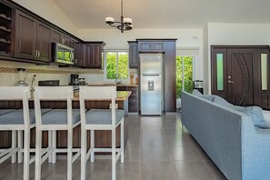 Geladeira, micro-ondas, fogão, cooktop