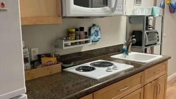 Cookware/dishes/utensils, paper towels