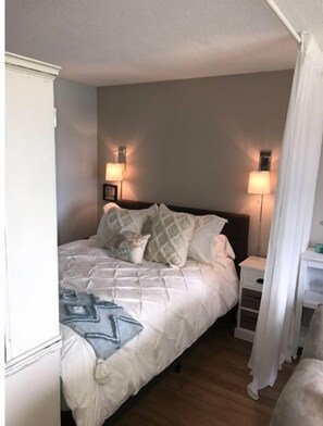 1 bedroom, iron/ironing board, free WiFi, bed sheets - Beach View Bungalow (Long Beach)