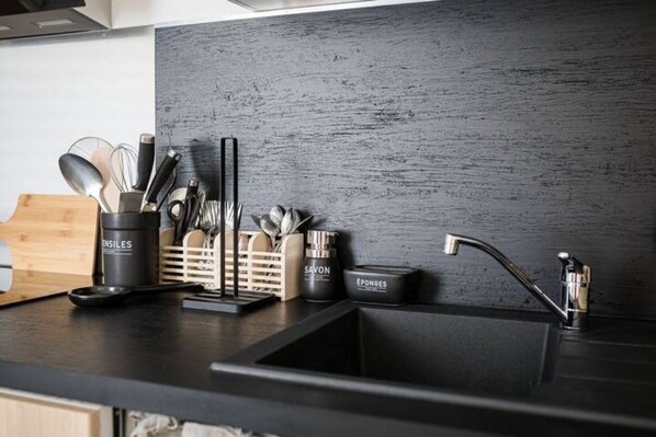 Réfrigérateur, micro-ondes, four, plaque de cuisson