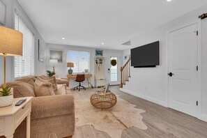 Een smart-tv en boeken